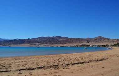 Uzak dağların arkasındaki Dahab gölünün manzarası. Sina Yarımadası, Mısır.