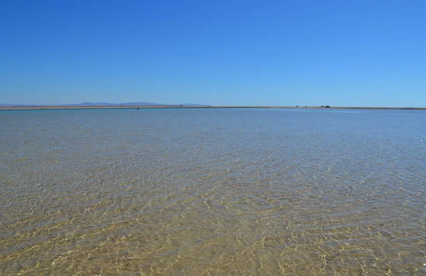 Big Shallow Lagoon Red Sea Backdrop Distant Sand Spit — Stockfoto