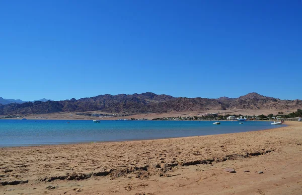 Uzak dağların arkasındaki Dahab gölünün manzarası. Sina Yarımadası, Mısır.