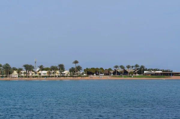 Dahab gölünün kıyısında otel binaları ve kumsalları var.