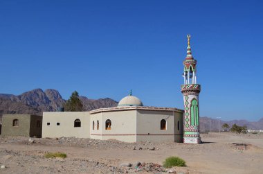 Uzak dağların arkasında bir cami. Sina Yarımadası, Mısır.