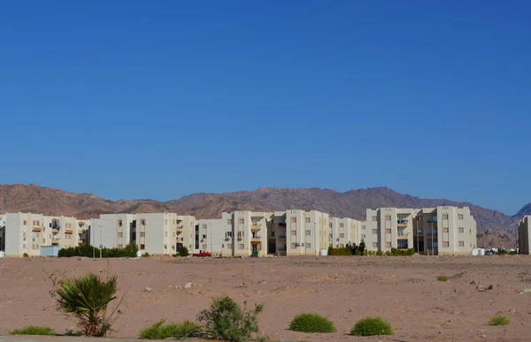 Dağların arkasındaki konut binaları. Dahab, Mısır.