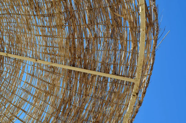 Une Partie Parasol Plage Paille Dans Fond Ciel Clair — Photo