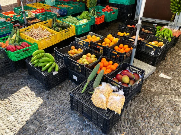 Plastik kutularda meyve ve sebzelerin olduğu yerel bir market. Santana, Madeira, Portekiz.