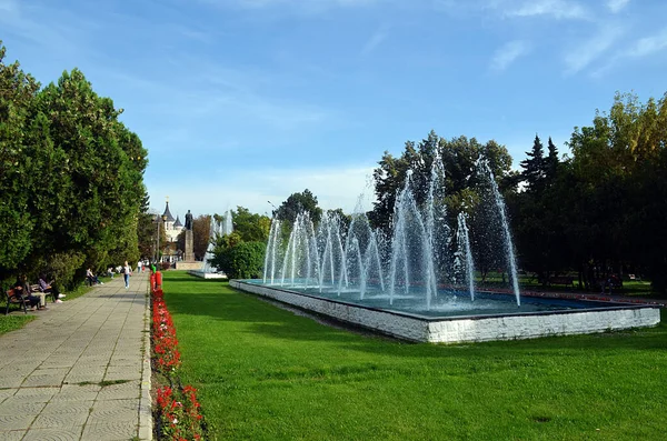 Oradea, Romanya - 27 Eylül 2017: Parktaki Çeşmeler