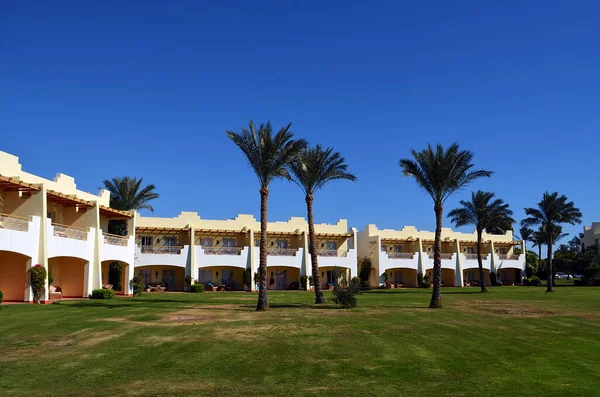 Blick Auf Hotelgebäude Mit Rasen Und Palmen Vor Ihnen Dahab — Stockfoto