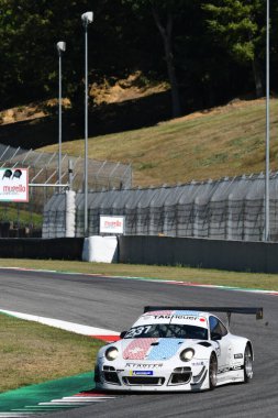 Mugello Pisti, İtalya - 23 Eylül 2021: Porsche 997 GT3 R, Porsche Sports Cup Suisse etkinliği sırasında Mugello Pisti 'nde faaliyette. İtalya.