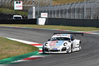 Mugello Pisti, İtalya - 23 Eylül 2021: Porsche 997 GT3 R, Porsche Sports Cup Suisse etkinliği sırasında Mugello Pisti 'nde faaliyette. İtalya.