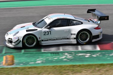 Mugello Pisti, İtalya - 23 Eylül 2021: Porsche 997 GT3 R, Porsche Sports Cup Suisse etkinliği sırasında Mugello Pisti 'nde faaliyette. İtalya.