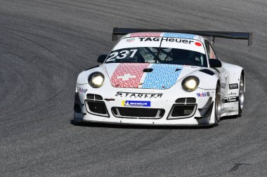 Mugello Pisti, İtalya - 23 Eylül 2021: Porsche 997 GT3 R, Porsche Sports Cup Suisse etkinliği sırasında Mugello Pisti 'nde faaliyette. İtalya.