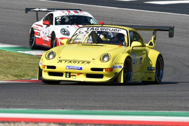 Mugello Pisti, İtalya - 23 Eylül 2021: Porsche 993 GT2 R, Porsche Sports Cup Suisse etkinliği sırasında Mugello Pisti 'nde faaliyette. İtalya.