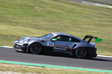 Mugello Pisti, İtalya - 23 Eylül 2021: Porsche 911 GT3 Kupası (Type 992), Porsche Sports Cup Suisse turnuvası sırasında Mugello Pisti 'nde faaliyette. İtalya.