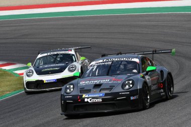 Mugello Pisti, İtalya - 23 Eylül 2021: Porsche 911 GT3 Kupası (Type 992), Porsche Sports Cup Suisse turnuvası sırasında Mugello Pisti 'nde faaliyette. İtalya.