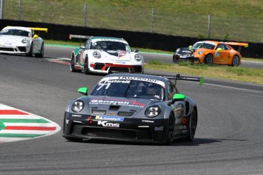 Mugello Pisti, İtalya - 23 Eylül 2021: Porsche 911 GT3 Kupası (Type 992), Porsche Sports Cup Suisse turnuvası sırasında Mugello Pisti 'nde faaliyette. İtalya.