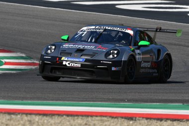 Mugello Pisti, İtalya - 23 Eylül 2021: Porsche 911 GT3 Kupası (Type 992), Porsche Sports Cup Suisse turnuvası sırasında Mugello Pisti 'nde faaliyette. İtalya.