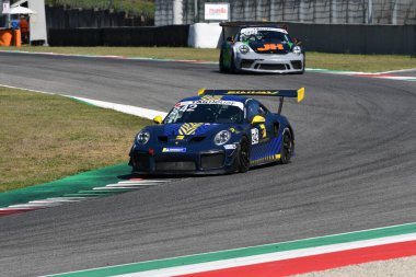 Mugello Pisti, İtalya - 23 Eylül 2021: Porsche 911 GT3 R, Porsche Sport Cup Suisse etkinliği sırasında Mugello Pisti 'nde faaliyette. İtalya.