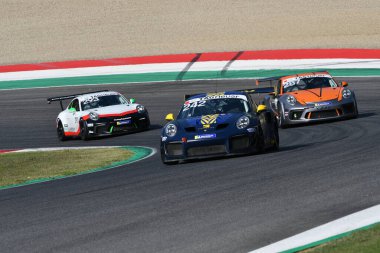 Mugello Pisti, İtalya - 23 Eylül 2021: Porsche 911 GT3 R, Porsche Sport Cup Suisse etkinliği sırasında Mugello Pisti 'nde faaliyette. İtalya.