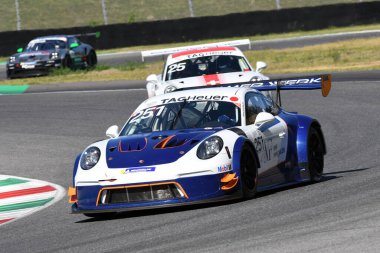 Mugello Pisti, İtalya - 23 Eylül 2021: Porsche 911 GT3 R, Porsche Sport Cup Suisse etkinliği sırasında Mugello Pisti 'nde faaliyette. İtalya.
