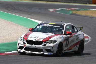 Mugello Pisti, İtalya - 2 Temmuz 2021 BMW M2 CS Mugello Pisti 'nde, BMW M2 CS Yarışları sırasında İtalya' da