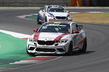 Mugello Pisti, İtalya - 2 Temmuz 2021 BMW M2 CS Mugello Pisti 'nde, BMW M2 CS Yarışları sırasında İtalya' da