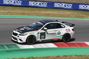 Mugello Pisti, İtalya - 2 Temmuz 2021 BMW M2 CS Mugello Pisti 'nde, BMW M2 CS Yarışları sırasında İtalya' da