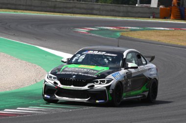 Mugello Pisti, İtalya - 2 Temmuz 2021 BMW M2 CS Mugello Pisti 'nde, BMW M2 CS Yarışları sırasında İtalya' da