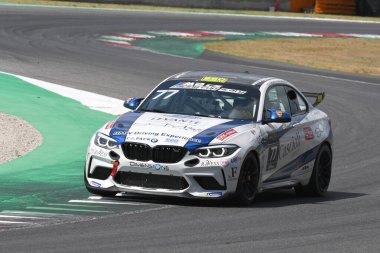 Mugello Pisti, İtalya - 2 Temmuz 2021 BMW M2 CS Mugello Pisti 'nde, BMW M2 CS Yarışları sırasında İtalya' da