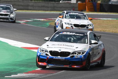 Mugello Pisti, İtalya - 2 Temmuz 2021 BMW M2 CS Mugello Pisti 'nde, BMW M2 CS Yarışları sırasında İtalya' da