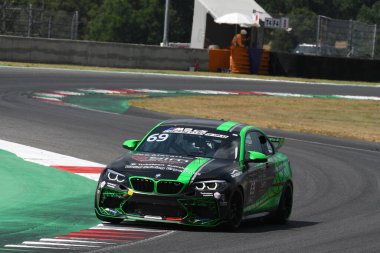 Mugello Pisti, İtalya - 2 Temmuz 2021 BMW M2 CS Mugello Pisti 'nde, BMW M2 CS Yarışları sırasında İtalya' da