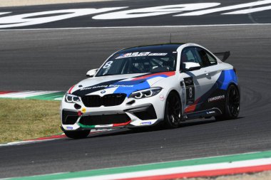 Mugello Pisti, İtalya - 2 Temmuz 2021 BMW M2 CS Mugello Pisti 'nde, BMW M2 CS Yarışları sırasında İtalya' da
