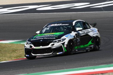 Mugello Pisti, İtalya - 2 Temmuz 2021 BMW M2 CS Mugello Pisti 'nde, BMW M2 CS Yarışları sırasında İtalya' da