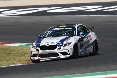 Mugello Pisti, İtalya - 2 Temmuz 2021 BMW M2 CS Mugello Pisti 'nde, BMW M2 CS Yarışları sırasında İtalya' da