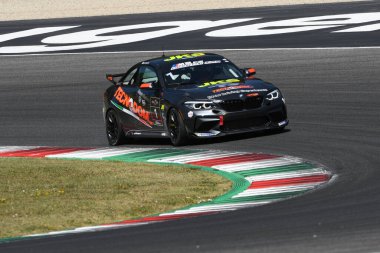 Mugello Pisti, İtalya - 2 Temmuz 2021 BMW M2 CS Mugello Pisti 'nde, BMW M2 CS Yarışları sırasında İtalya' da