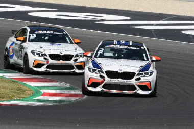 Mugello Pisti, İtalya - 2 Temmuz 2021 BMW M2 CS Mugello Pisti 'nde, BMW M2 CS Yarışları sırasında İtalya' da