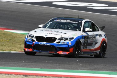 Mugello Pisti, İtalya - 2 Temmuz 2021 BMW M2 CS Mugello Pisti 'nde, BMW M2 CS Yarışları sırasında İtalya' da