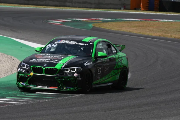 Mugello Pisti, İtalya - 2 Temmuz 2021 BMW M2 CS Mugello Pisti 'nde, BMW M2 CS Yarışları sırasında İtalya' da