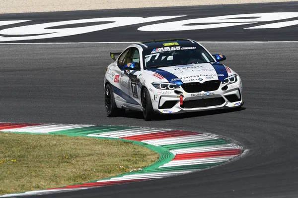 Mugello Pisti, İtalya - 2 Temmuz 2021 BMW M2 CS Mugello Pisti 'nde, BMW M2 CS Yarışları sırasında İtalya' da