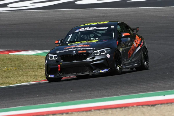 Mugello Pisti, İtalya - 2 Temmuz 2021 BMW M2 CS Mugello Pisti 'nde, BMW M2 CS Yarışları sırasında İtalya' da