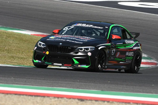Mugello Pisti, İtalya - 2 Temmuz 2021 BMW M2 CS Mugello Pisti 'nde, BMW M2 CS Yarışları sırasında İtalya' da