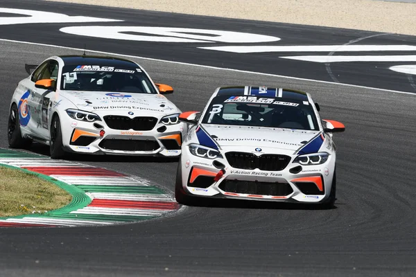Mugello Pisti, İtalya - 2 Temmuz 2021 BMW M2 CS Mugello Pisti 'nde, BMW M2 CS Yarışları sırasında İtalya' da