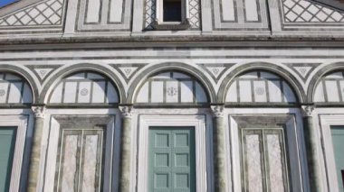 Floransa 'daki ünlü San Miniato Bazilikası' nın cephesi. Florentine Romanesque stilinin en iyi örneklerinden biridir. Kamera hareketini ayarla