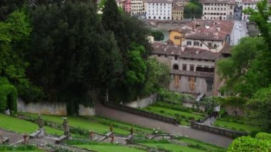 Bahar mevsiminde Piazzale Michelangelo yakınlarındaki bahçelerden Floransa ve Santa Maria del Fiore Katedrali manzarası. İtalya