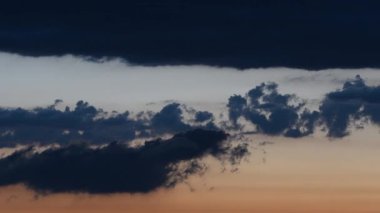 Gün batımında dramatik bulutlu gökyüzünün zamanı