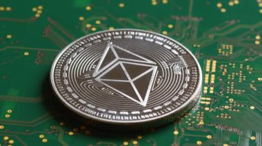 Ethereum ETH para parlak gümüş metal üzerinde yeşil modern elektronik tahta.