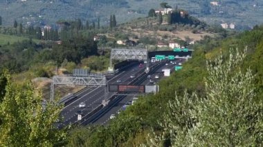 Floransa yakınlarındaki Toskana kırsalında trafik vardı. İtalya