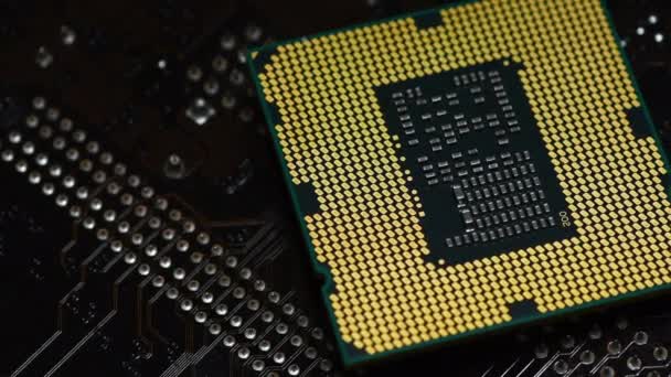 Närbild Cpu Computer Processor Över Ett Tryckt Elektroniskt Kretskort — Stockvideo