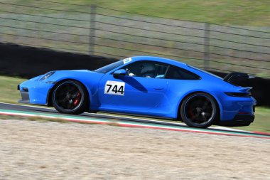 Mugello Pisti, İtalya - 23 Eylül 2021: Porsche 992 GT3 2021 Porsche Sport Cup Suisse etkinliği sırasında Mugello Pisti 'nde faaliyette. İtalya.