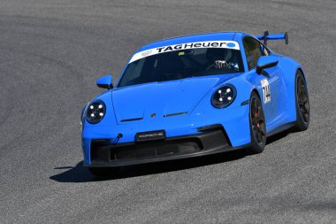 Mugello Pisti, İtalya - 23 Eylül 2021: Porsche 992 GT3 2021 Porsche Sport Cup Suisse etkinliği sırasında Mugello Pisti 'nde faaliyette. İtalya.