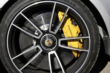Mugello Pisti, İtalya - 23 Eylül 2021: Mugello Pisti 'nde sarı fren ayarlı bir Porsche 911' in alaşımlı tekerlek kenarı ayrıntıları. İtalya