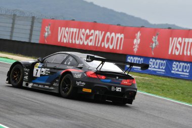 Mugello Pisti, İtalya - 8 Ekim 2021: BMW M6 Komandini 'nin ittifak takımı BMW M6 GT3 - İtalyan Şampiyonası' nın Mugello Pisti 'ndeki Qualifyng oturumu sırasında Zug iş başında.